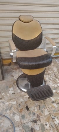 كراسي حلاقه للبيع الباب الأول ونظيف  بدون اي ضرر مكانهن الباب المعظم ا...