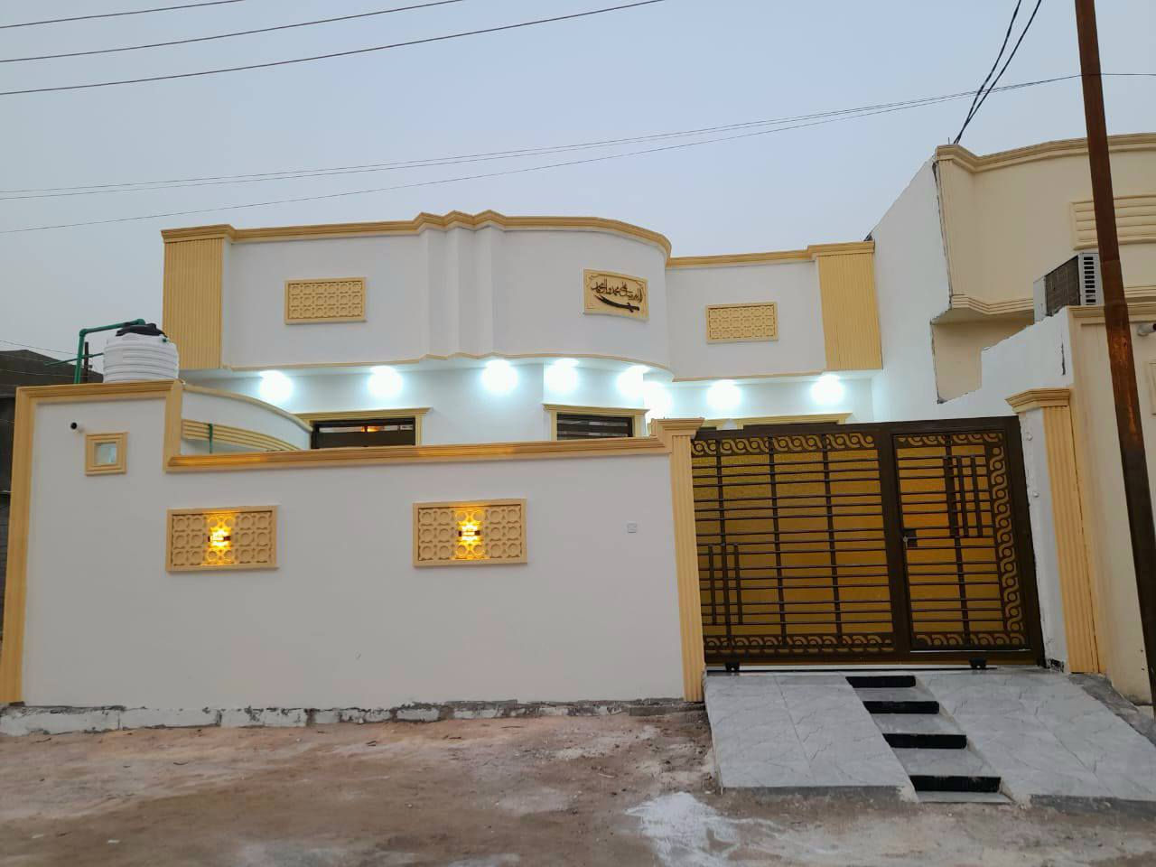 ***********
السلام عليكم واسعد الله اوقاتكم

يتوفر بيت للبيع  

#طابو ملك صرف زراعي عراقي وكاله ونسخه من الطابو  ولملاك موجود حي يرزق

مساحة البناء 200م

 

 بيت الركن 

يحتوي البيت على 

3 غرف  5×4

ديوان 8×4

مطبخ 5×4

هول 3×5

صاله 8×5

صحيات داخلي وخارجي

كراج سياره

وحديقه مرتبه 

 البيت بي مساحه ترك 

#البناءجديد 2026 درجه اولى وجاهز من كلشي  منطقه هدوئ ومتوفر بيها جميع  

 الخدمات ماء كهرباء مدارس قريبه مستوصف سوك كافة الخدمات متوفره

البيت فارق وجاهز للسكن 

البيت يقع على شارع 10م  اناره الشارع كله

#العنوان : بصره ابي الخصيب كوت ثويني ////   قريب على صيدلية كوت ثويني //

البيت يبعد عن الشارع كوت ثويني التبليط100م 

( السعر  133  وبي مجال )

***********
