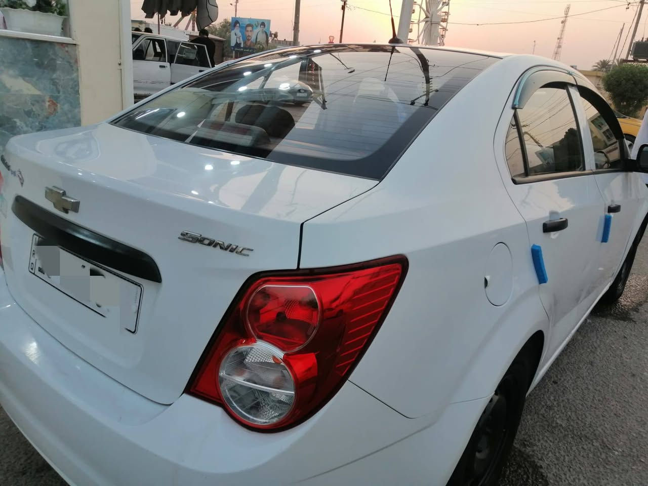 السلام عليكم شوفر للبيع بسمي رقم دولي خليجي اوتوماتيك السياره نضيفه جدا  السعر  65  الشراي يتصل ***********
