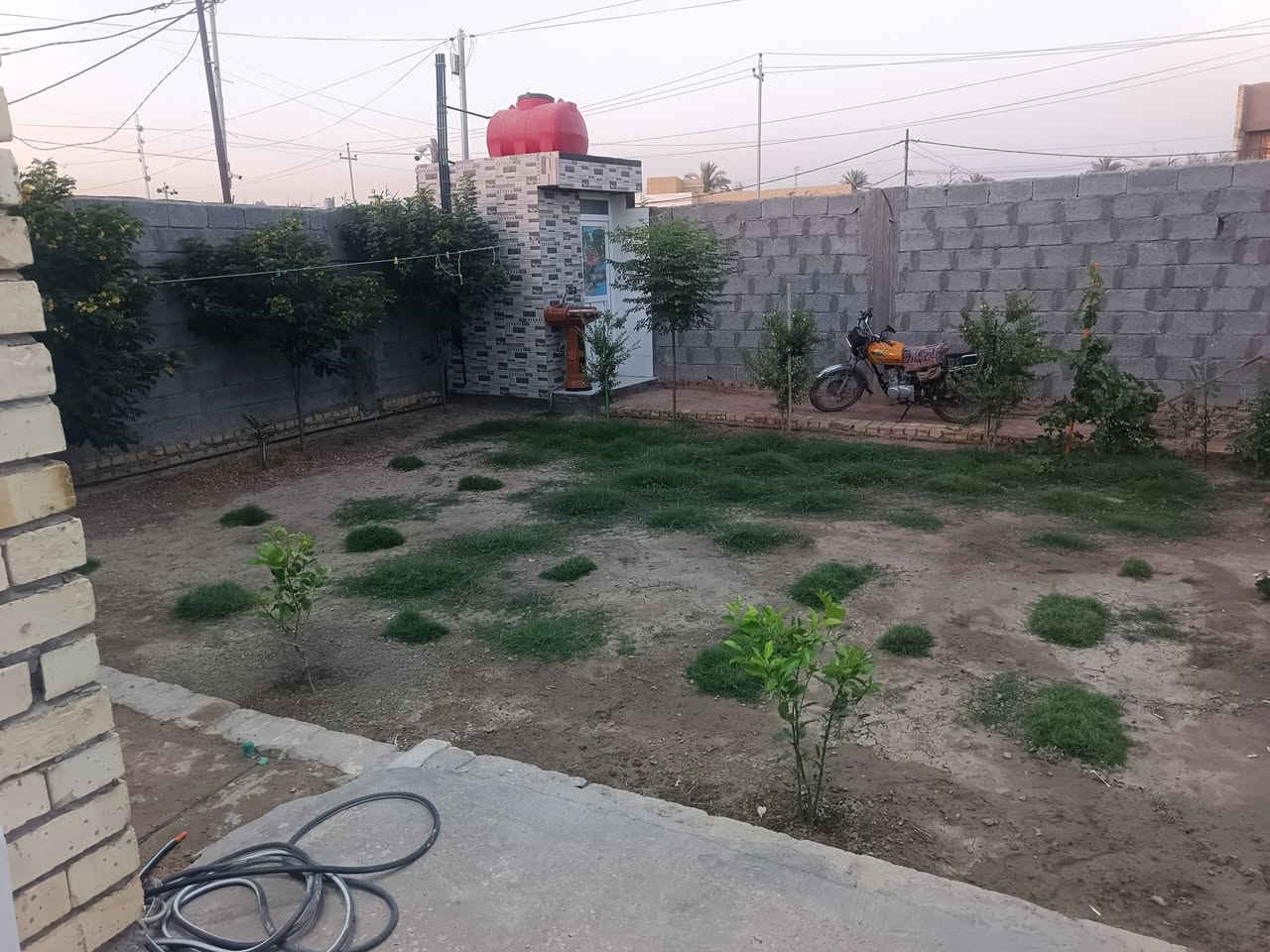 بيت للبيع المساحه 400متر طابو سند 25 بناء حديث غرفتين نوم وصاله ومطبخ وستقبال وحديقه وكراج سياره عالي عن الشارع عنوانه طويريج حي الجمعية المستقبل  قريب على التبليط جدا عرض الشارع 10متر السعر 115وبيه مجال للتواصل ***********
