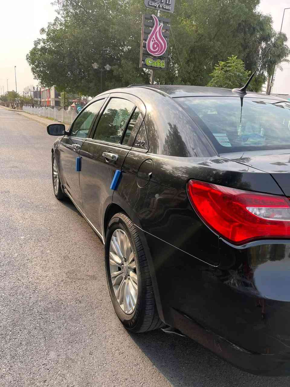 سيارة C200 ضخامة و هيبة و قوة رقم بغداد
مكفولة و تبريد و مداور بأي وقت تريد للبيع السعر 94 ورقة 
رقم الموبايل للاستفسار ***********
