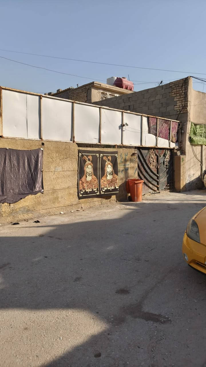 🏠 دار للبيع في مدينة الصدر (الحميدية) !
تفاصيل العقار:
المساحة: 200 متر مربع.
عدد الطوابق: طابقين (بناء وتصميم مريح).
🔹 تقسيم الطابق الأول:
كراج سيارة واسع.
غرفة استقبال للضيوف.
صالة داخلية للمعيشة.
مطبخ.
غرف نوم عدد (2).
حمام مشترك.
منور عدد (2) لتوفر إضاءة وتهوية ممتازة للبيت.
🔹 تقسيم الطابق الثاني:
صالة إضافية.
غرف نوم عدد (2).
سطح واسع.
📍 الموقع:
مدينة الصدر - **الحميدية (مجاور الطاقة)**، موقع مخدم وقريب من الخدمات.
علما جميع الدار مبني طابوق ومسلح
💰 السعر:
95 مليون دينار عراقي (وبيها مجال بسيط للشراي المعتمد).
📞 للاستفسار ومعاينة البيت:
الرجاء الاتصال على الرقم: [***********] أو المراسلة عبر الواتساب.
