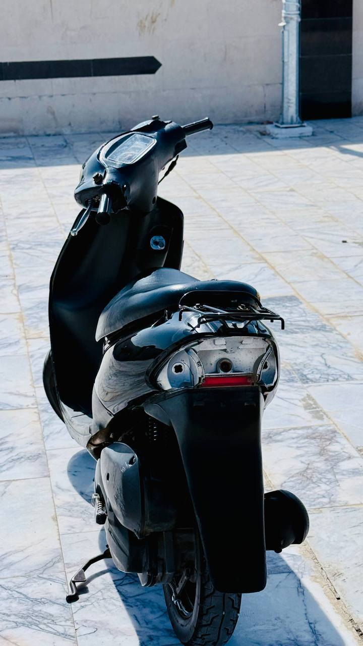 السلام عليكم/ دراجة ساسوكي للبيع دراجة نضيفه اي نقص ما بيها تشغيل سلف + هندر لايت زنون السعر 300 وبيها مجال. 
العنوان ميسان/ المجر الكبير 
اللاستفسار/ ***********
