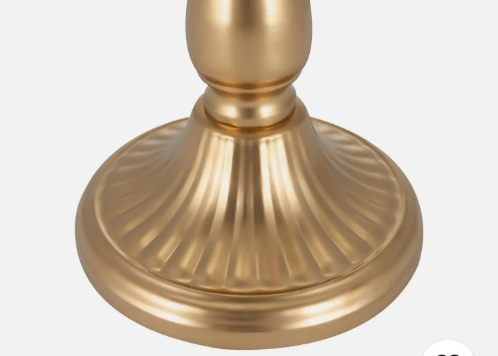 شمعدان ملكي فاخر خماسي الرؤوس - لمسة فخامة لمناسباتكم ✨
الوصف:
أضف لمسة من الرقي والأناقة الكلاسيكية إلى منزلك أو مناسباتك مع هذا الشمعدان الذهبي العتيق. يتميز بتصميم فني يجمع بين المتانة والجمال، مما يجعله قطعة ديكور استثنائية تجذب الأنظار.
​لماذا تختار هذا الشمعدان؟

​تصميم عتيق فاخر: يتميز بـ 5 أذرع بتفاصيل منحنية متقنة تضفي طابعاً ملكياً على المكان.

​جودة عالية ومتانة: مصنوع من معدن متين مطلي باللون الذهبي المطفي لضمان الاستدامة والمظهر الفخم.

​متعدد الاستخدامات: مثالي لتزيين طاولات الطعام، حفلات الزفاف، المهرجانات، والمناسبات الخاصة.

​قاعدة ثابتة: مصمم بقاعدة دائرية عريضة تضمن استقرار الشموع وحمايتها من الانقلاب.

​المواصفات:

​اللون: ذهبي ملكي.

​السعة: يتسع لـ 5 شموع.

​الحالة: جديد بجودة ممتازة.

​[سعر 5الاف دينار ]
📍 الموقع: [بغدا /البياع]
🚚 يتوفر شحن وتوصيل لجميع المناطق.
📞 للطلب والاستفسار:[***********]
