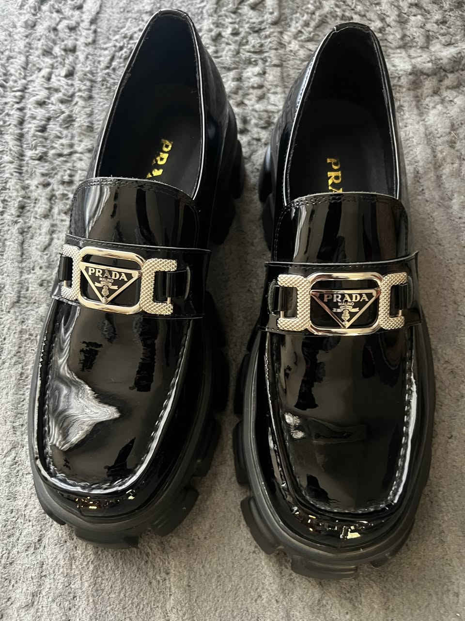 السلام عليكم حذاء ماركة برادا الايطالية 
القياس ٤٤ السعر ٥٠ الف القطعه مع كرته وجنطة


**إذا كنت صاحب هذا الإعلان وتريد حذفه لأي سبب، رجاءا أرسل رسالة إلى الدعم الفني**