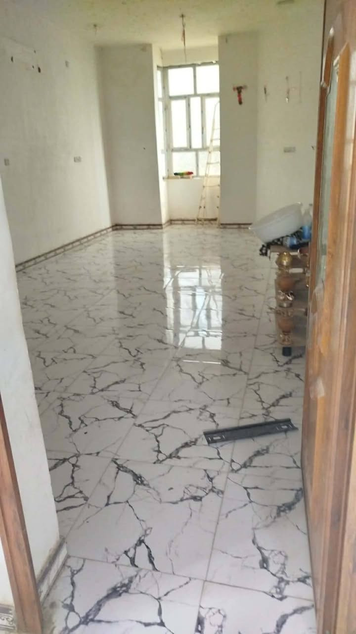 مناسب جدا 
دار سكن بناء 2016
قرب تقاطع حي الصدر والسياسين جهة حي الشهداء الثاني عن التقاطع 150 متر..
مساحة 200 متر طابقين 
الطابق الاول غرفتين وصاله ومطبخ وصحيات عدد 3 وبراني وكراج والطابق الثاني غرفتين وصالة وصحيات..
البناء كونكريت وأساس عالي عن الشارع..
بسعر 130 مليون حر غير مطلوب 
البيت فارغ حالياً وجاهز للسكن من يوم البيع 
للاستفسار 
***********
***********
