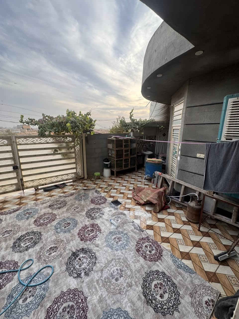 الدار للبيع بناء حديث طابو صرف
المساحة ٢٢٠ 
العنوان الرازي خلف مجمع بلاد الرافدين 
للتواصل ***********
