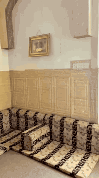 ديوان كامل للبيع  السعر 230 الف
مكانه موجود في حي النداء
***********
