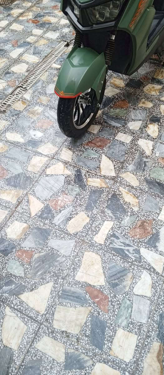 السلام عليكم دراجة سكنس شحن استعمال قليل دراجة جديده 6بطاريات وبيهة بلوتوث وحساسات دراجة خير من الله مكان بغداد الاتصال على الرقم ***********
