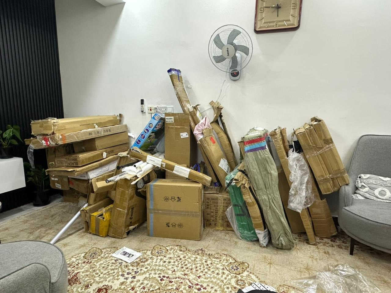 السلام عليكم شلعه كامله
شلعه مال بلاشش
اقسم بالله اكثر من 50 قطعه كله خشن 
بيها خلاط حديث كلش دوش وتلفون دوش ومعداتها 
بيها خيم ومعدات تخييم
بيها كراسي مال حلاقه وصالونات
جربايه
معدات رياضيه سيقان 
وميوزه 
وتحفيات ومراوح 
راوتر هوائي 5G
غراض والعاب اطفال
ميوزه 
ثريات تحفيات 
هواي اشياء بيها 
غراض بوفي افطار
بيها بردات 
بسها رولات تضليل سيارات
استاندات كاميرات 
استاندات سماعات 
وهواي شغلات مفاتحهن 
يم اعلى سعر بالعافيه
***********
