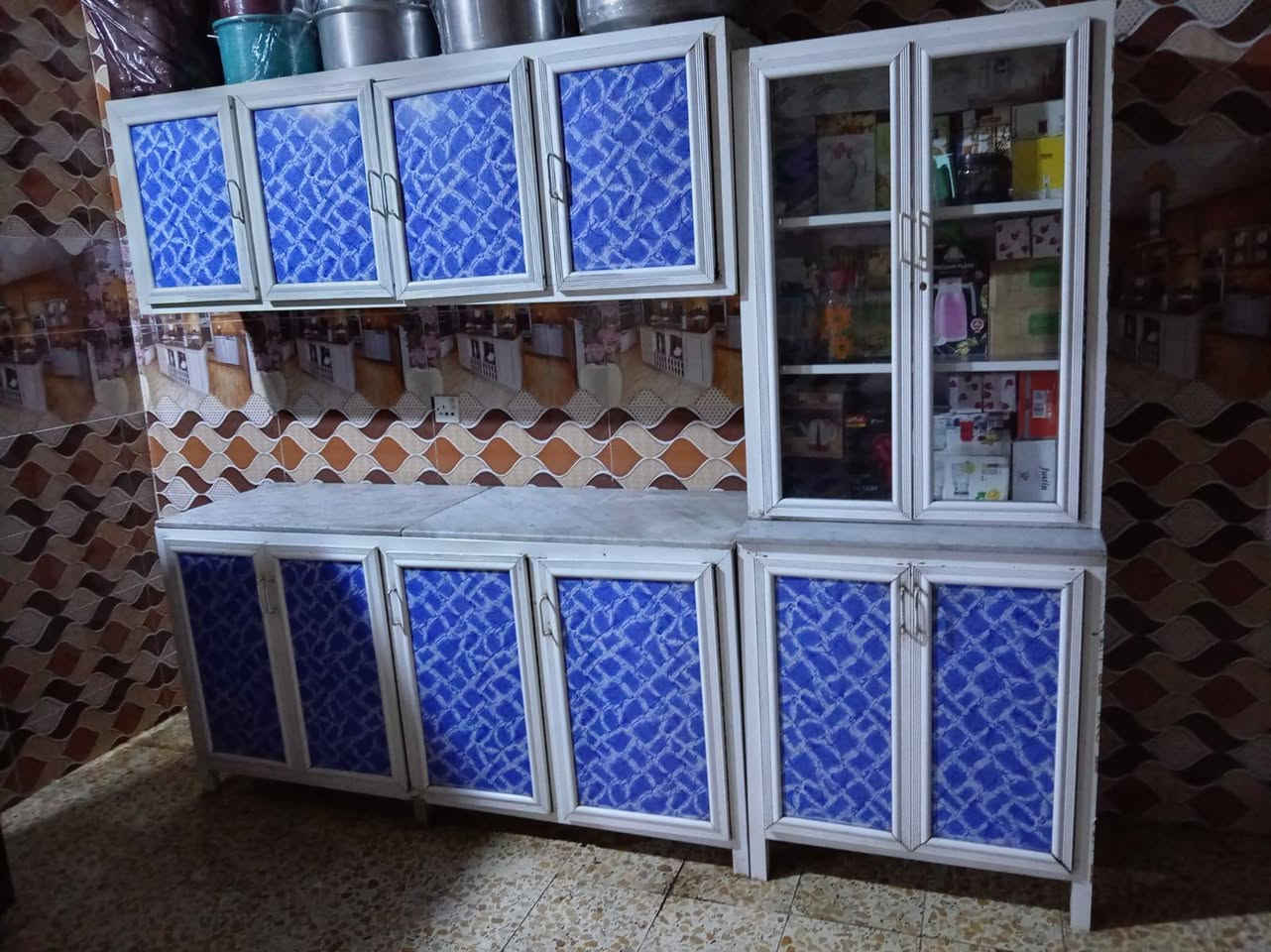 البيع بميتين أو وخمسين أو بيهم مجال المكان الحيانيه دور شرطة قرب محطة الكندي شراي يتصل على رقم بس  ***********
