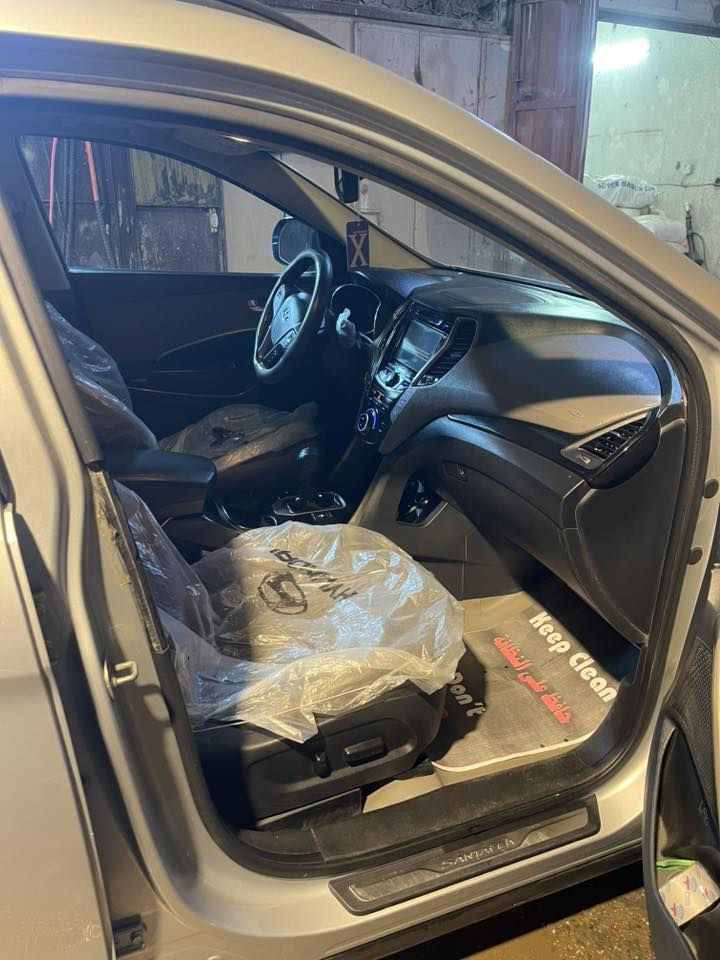 للبيع – هيونداي سنتافي 2015 فول مواصفات | بيع سريع
🚗 هيونداي سنتافي 2015
📍 وارد أمريكي
🪪 رقم بابل دولي جديد
👨‍👩‍👧‍👦 7 ركاب

⚙️ المواصفات:
 • محرك 3.3 لتر V6 – 6 سلندر
 • فول مواصفات
 • شاشة + كاميرا + حساسات
 • فتحة سقف 
 • مكيف خلفي
 • مقاعد جلد
 • اللون: رصاصي
 • الممشى: 104,000 ميل

⚠️ الملاحظات للأمانة:

 • صبغ جاملغ امامي + صبغ باب خلف السائق
 • احتكاك بالجاملغ الأمامي
 • ضربة بسيطة بالجاملغ الخلفي (أثر دراجة)
 • التبريد (المكيف) لا يعمل حاليًا
 • بحاجة إدامة نوزلات + صدر أمامي وخلفي

💰 السعر المطلوب:
👉 16,800 دولار
📉 قابل للتفاوض البسيط للجادين فقط

📞 الاتصال: [***********]

السيارة فول مواصفات، السعر محسوب حسب الحالة، مناسبة للي يعرف بالسوك ويحب يكملها على ذوقه
