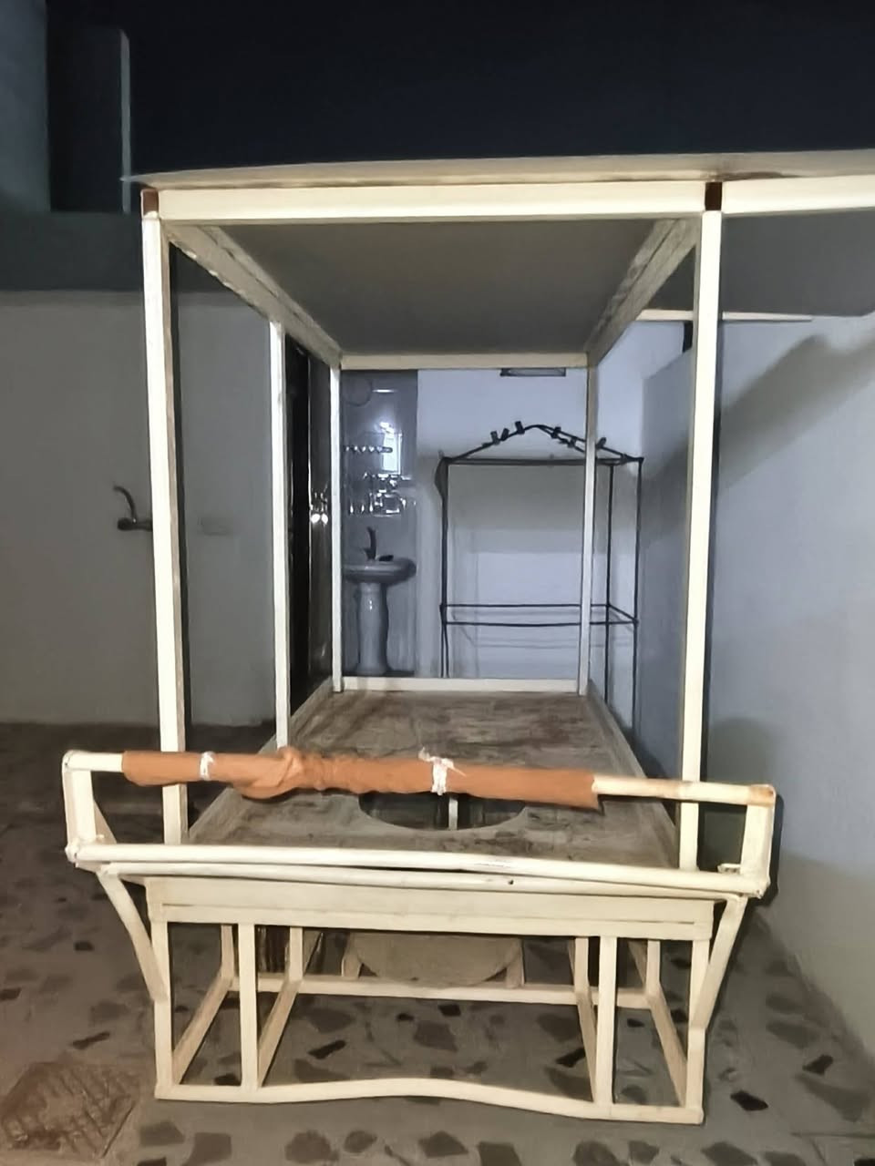 يوجد عربانه للبيع السعر 200 الف وقابل للتفاوض مستعمله شهر واحد تايرات چوب سليمه للتواصل *********** العنوان شركة طارق حي 77 مجاور مسجد المُعز
