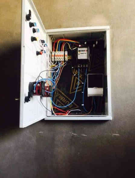 كهربائي لعمل جميع الاعمال الكهربائيه وتأسيس المنازل وشغل درجه اولى واسعار مناسبه نعمل في كل مناطق البصره  ***********
