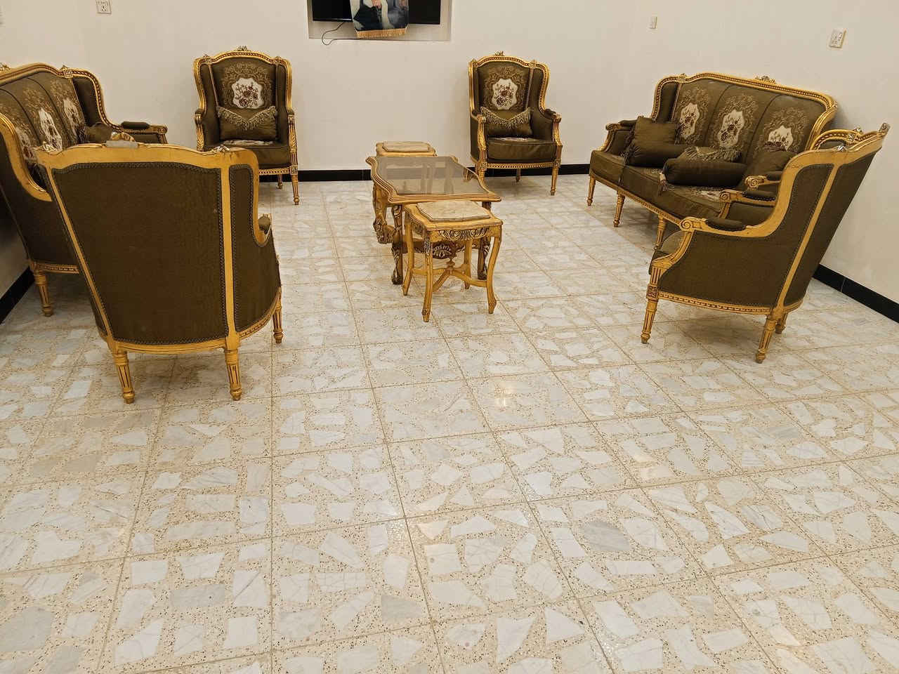 السلام عليكم تخم زان مصري مقعد 10 زائد طبلات كبيره واثنين وسطيات النظافه جيده المكان بغداد تواصل على هذا الرقم واتساب اتصال ***********
