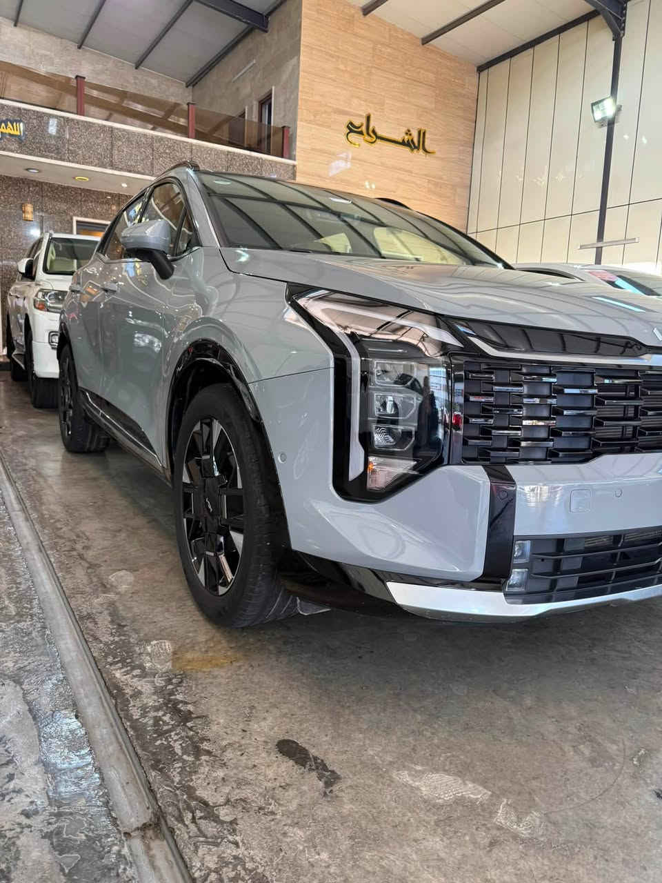 سلام عليكم
سبورتج vip فول الفول موديل 26 لون مميز رقم بغداد 
مواصفات السيارة 
بنراما
بصمه 
اربع كامرات
تشغيل عن بعد
كراسي  حار بارد
جنطه كهرباء 
ويل جبير 
كامرة بدشبول  

مكان السيارة بغداد البياع
السعر 42 مليون بيه مجال حك الجيه
***********

