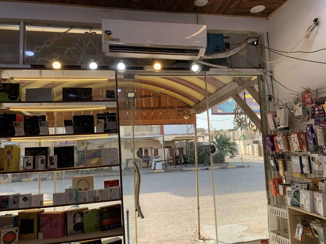محل موبايلات وصيانة كامل .مكان كوت الانوار مجهز بالكامل. (هيتر، كاوية، باور سبلاي، ميكروسكوب، وعُدّة فك وتركيب كاملة) ديكورات حديثة مميزة وإضاءة ممتازة. تشكيلة واسعة من الإكسسوارات، الشواحن، الساعات الذكية، والـستيكرات الاستفسار الاتصال ‭0781 902 3376‬
