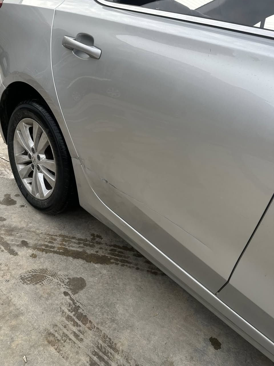 السلام عليكم 
سياره عارضها للبيع MG 360 2019  
سياره مكفوله كفاله عامة .. مكان بغداد 
 بيها شخط ب الباب الوراه موضوح يمكم ب صورة 
اذا تفيدك اتصل ***********
