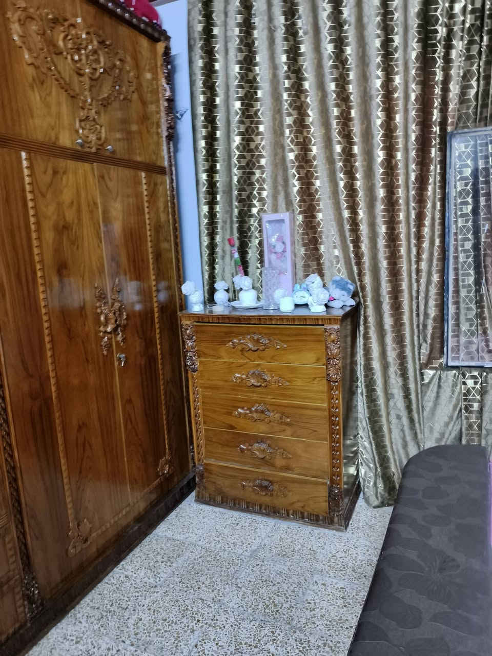 غرفه للبيع مستعمله شهرين فقط السعر مليون وميه وبيها مجال بسيط للاستفسار ***********
