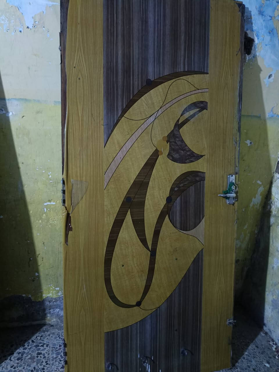 ابواب خشب شغل قديم ثقيل عدد اربعة السعر 150
***********
