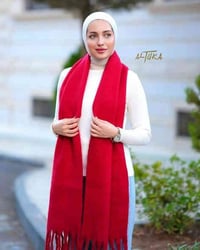 إطلالتك لها كلمة… والإسكارف الأحمر يقولها بصوت قوي."  "ترند الموسم وصل...