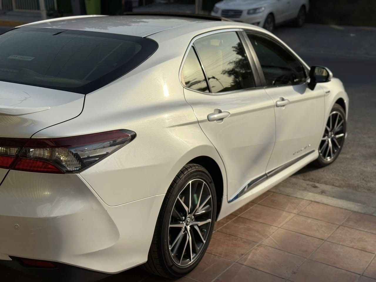 السلام عليكم 
تويوتا كامري 2024 خليجي وكالة عبد اللطيف ع ايد وحدة من الشركة لحد الان 
ماشيه 41 الف كيلو متر سنويه جديده رقم دولي جديد بسمي
فول مواصفات 
-بصمة عدد 2 
- كراسي كهرباء
- كامرا خلفيه 
-حساس امامي وخلفي 
- لد امامي 
-فتحه سقف 
-تبريد بيانو 
-مري شفط 
-اشاير بالمري 
-تحكم ستيراً 
-سايد بريك دكمة 
-اوتو هولد 
-3 انظمة قيادة 
-بردة خلفية
-شاحن واير ليس
-كروس سرعة 
-مري شفط
-ويل كب كروم حجم 18 
-قطعتين تبريد
-شاشة ابل كار بلي
-سبايدر خلفي 
-محرك حجم 2500 هايبرد 
وبعد بيها هواي مواصفات 
السيارة مكفولة كفالة عامة عدة بارد بل باب لخلفي مقدار 10 cm وبيها تكحيل كارت بل باب مال سايق مقدار شبر فقط غيرها كفالة عامة 
📍مكان السيارة بغداد البنوك 
و السعر 💸: 215 ورقة وبيها مجال بسيط 
للاستفسار : ***********
