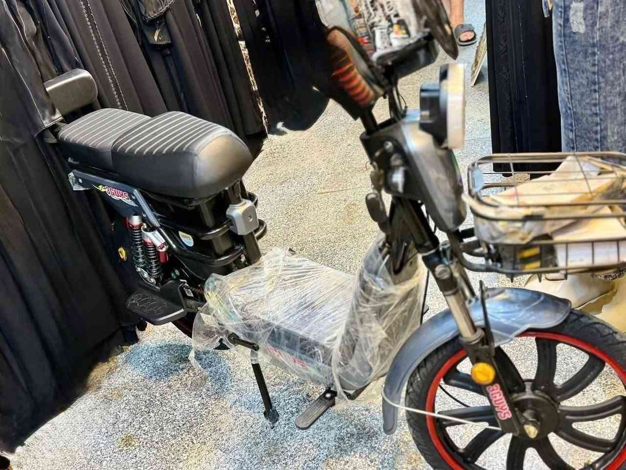 تم بعون الله وصول الدرجات الشحن من شركة تيتاني حجم ٢٠ مختلف المديلات والمواصفات الملف ١٢٠٠ واط الباتري عدد ٥ 🔋دبلات مزدوج السرعة ٧٥ إلى ٩٠ حقيقي المسافة الشحنة الواحد للدراجة ٣٠ كيلو متر إلى ٤٠ كيلو بريك خلفي امامي وبلوتوث نضام رموت وبصمة كارت وألوان مختلفة ويتوفر جملة ومفرد وباسعار تنافسية ويوجد خدمة توصيل جميع محافظات العراق الاتصال علة الرقم ***********🔋🛵🛵🇮🇶
