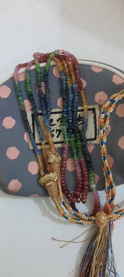 السلام عليكم قلادة للبيع حجر الاصلي 
أربعـة أنـواع أحجـار فـي كـل قـلادة 🤍
❤️ حجر الياقوت الأحمر
💚 حجر الزمرد الأخضر
💙 حجر التوباز: يزيل الطاقة الراكدة، يوجّه طاقة الجسم للأماكن الأكثر حاجة، يعزّز التجديد الروحي والجسدي، يخفف التوتر ويزيد الفرح والسعادة.
💛 حجر التورمالين: يخفف التوتر، يزيد اليقظة، ينشّط الدورة الدموية، يقوّي المناعة، يدعم فقدان الدهون، يقلل احتباس الماء، يحسّن المزاج، ويدعم الكبد والكلى.


**إذا كنت صاحب هذا الإعلان وتريد حذفه لأي سبب، رجاءا أرسل رسالة إلى الدعم الفني**