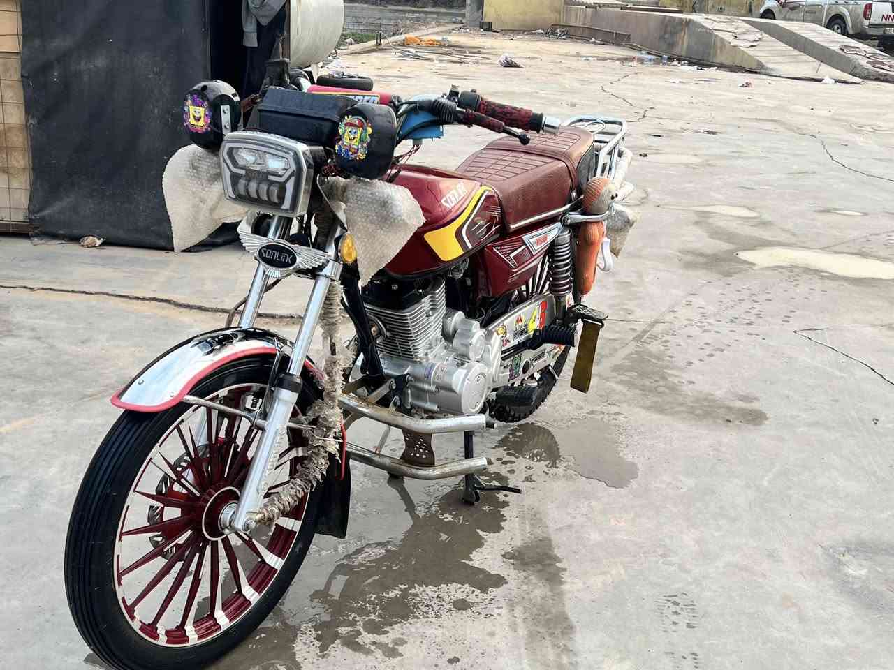 السلام عليكم ،سيفان 24 شكل ال 25 مجمبزه 
دراجه خير من الله كل شغال مبيها نقص تاخذ 
ربع ماتصرف عليها وماشيه قليل مكاني شهربان 
السعر (730) وبيها مجال حك جيه متواجد خاص 
او ؏ رقم ***********
