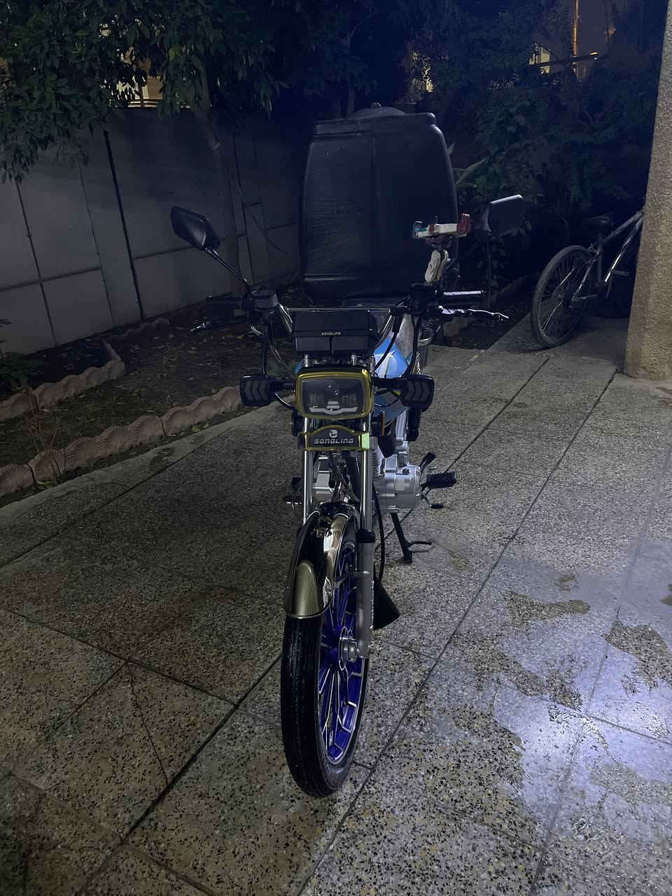سلام عليكم
سونك 2025
ماشيه 7الف دراجه نضيفه كلش وضع شركه كلشي بيهة بلادي بصمه وتشغيل عن بعد 
السعر 950الف وبيه مجال 
رقم ***********
غير متواجد ع فيس
