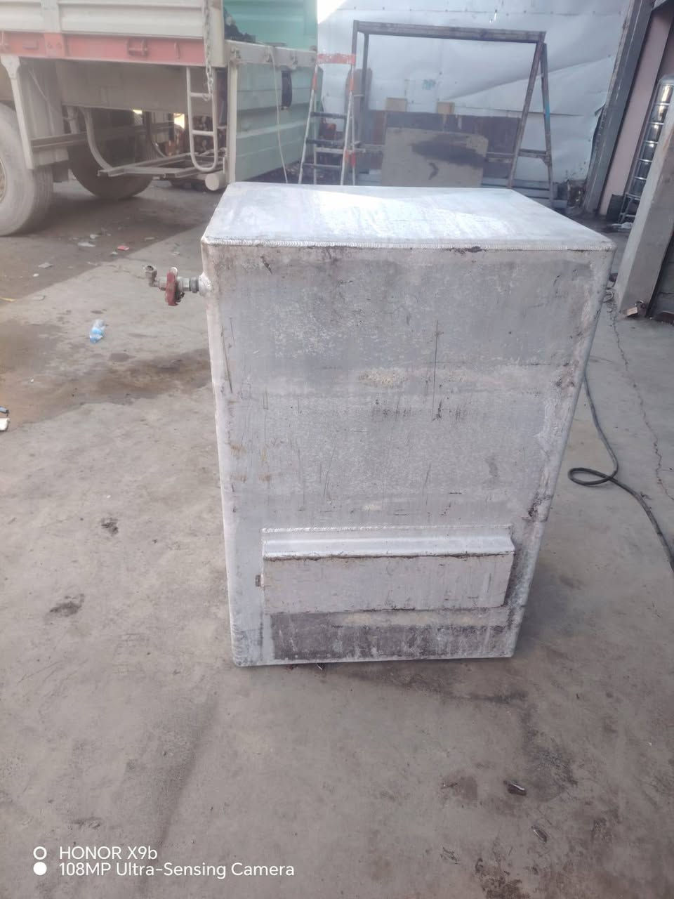 السلام عليكم للبيع تانكي كاز مربع فافون طول(114) العرض(80) والارتفاع(65) طوافه ويا موجوده بلاديه تانكي جديد صفر سعره 4اوراق وبي مجال مكاني كركوك ***********/***********
