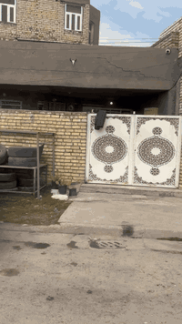 السلام عليكم بيت للبيع المساحه 150 متر علشارع التجاري طابو صرف ليست زراعي العنوان شارع الكهرباء دور المعلمين للاتصال ***********
