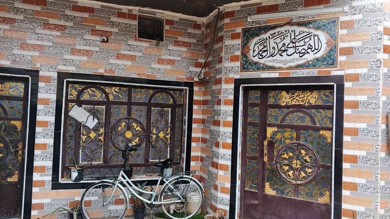 سلام عليكم دار للبيع المساحة فوك ال150 متر طابو صرف
الموقع: بداية حي لأصدقاء قرب ساحة ناجي 
يتكون من غرف نوم 2 
1 غرفة نوم 5 في 4 
2 غرفة نوم 5 في 3 ونص 
3 صالة 7  في 4 ونص 
4 استقبال 6 في 4 
مطبخ 4 في 3 ونص 
طارمة + صحيات جاهزة 
ممر خلف البيت متر ونص طول 7 متر 
+ غرفة نوم فوك 6 في 4 
(بيت جاهز من كلشي)
لاتصال على الرقم ***********
