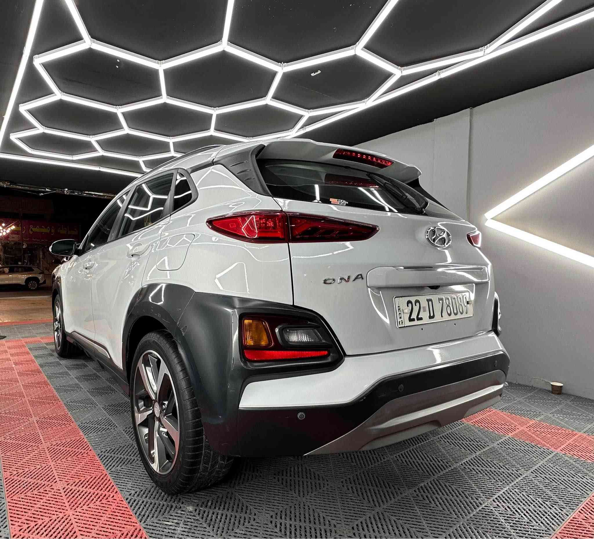 هوندا كونا (Kona)
السنة: 2021
Limited فول مواصفات
المحرك: 1.6 لتر تيربو 
كير أوتوماتيك 7 سرعات DCT (دبل كلتش)
دفع رباعي AWD 
كشنات جلد 
تدفئة للمقاعد الأمامية
مقعد السائق كهربائي
شاشة معلومات 10.25 إنش
Apple CarPlay + Android Auto
سماعات Infinity 
بصمة
مكيف أوتوماتيك
فتحة سقف 
كاميرا خلفية
نظام المحافظة على المسار
نظام التحذير من التصادم الأمامي
مراقبة النقطة العمياء
رقم اربيل الجديد
السياره ماشية 41 الف ميل جاهزه مابيها نقص 
رايدها ب 138 ورقه وبيها مجال بسيط
مكانها الغزالية
للاستفسار *********** بغداد, العراق
