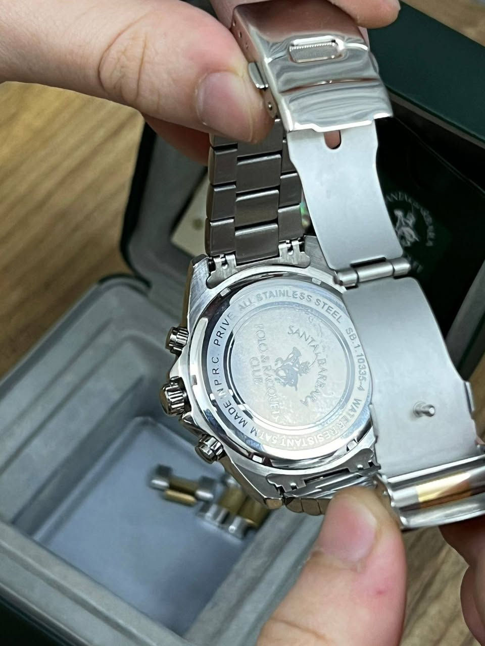 ⌚ ساعة Santa Barbara Polo & Racquet Club أصلية 100%
فرصة مميزة لعشاق الساعات الكلاسيكية الفخمة ✨
🔹 الماركة: Santa Barbara Polo & Racquet Club
🔹 الموديل: SB.1.10335-4
🔹 الحالة: شبه جديدة (مستخدمة مرتين فقط)
🔹 أصلية بالكامل ويا العلبة والكرت الرسمي
🔹 تصميم راقي يجمع بين الفضي والذهبي (ستايل رسمي يومي ومناسب للمناسبات)
المواصفات:
✔️ حركة كوارتز دقيقة وعملية
✔️ عرض اليوم والتاريخ
✔️ عداد 24 ساعة
✔️ هيكل ستانلس ستيل مقاوم للصدأ
✔️ سوار ستيل ثنائي اللون
✔️ زجاج مقاوم للخدش
✔️ تصميم كلاسيكي فاخر مناسب للبدلات والمظهر الرسمي
الساعة نظيفة جداً بدون خدوش تذكر وحالتها ممتازة 👌
💰 السعر: ( 180,000 الف)
📍 الموقع: بغداد
📩 للتواصل خاص


**إذا كنت صاحب هذا الإعلان وتريد حذفه لأي سبب، رجاءا أرسل رسالة إلى الدعم الفني**