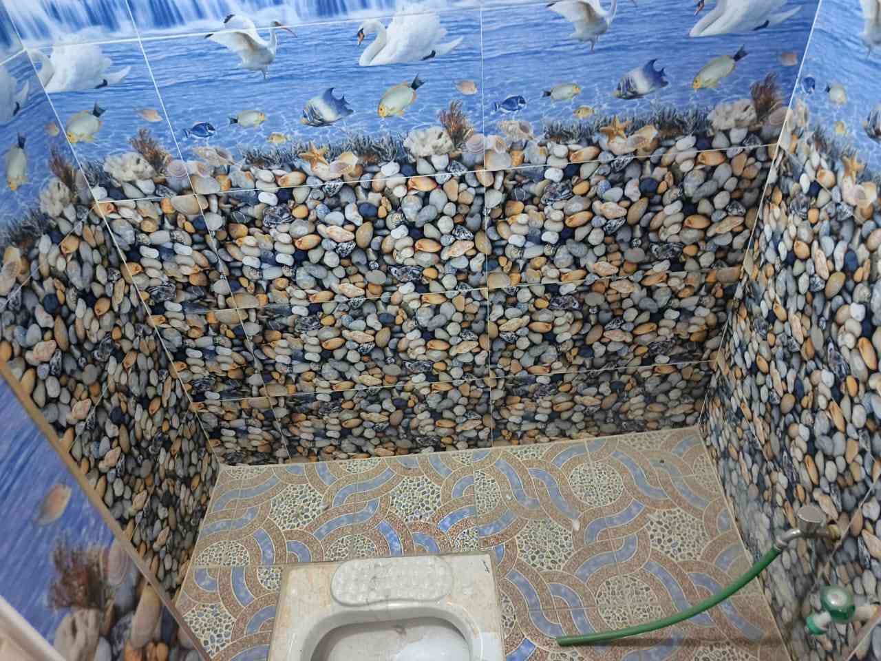 نص قطعة للبيع فقط فارغة 80 متر مقسومة من الركن الشعلة قطاع الخامس خلف مطعم الحجي بفرع طابق واحد الواجهة 10 متر  غرفة وستقبال او مطبخ او حمام داخلي وخارجي بناء مسلح ‏‪***********‬‏
