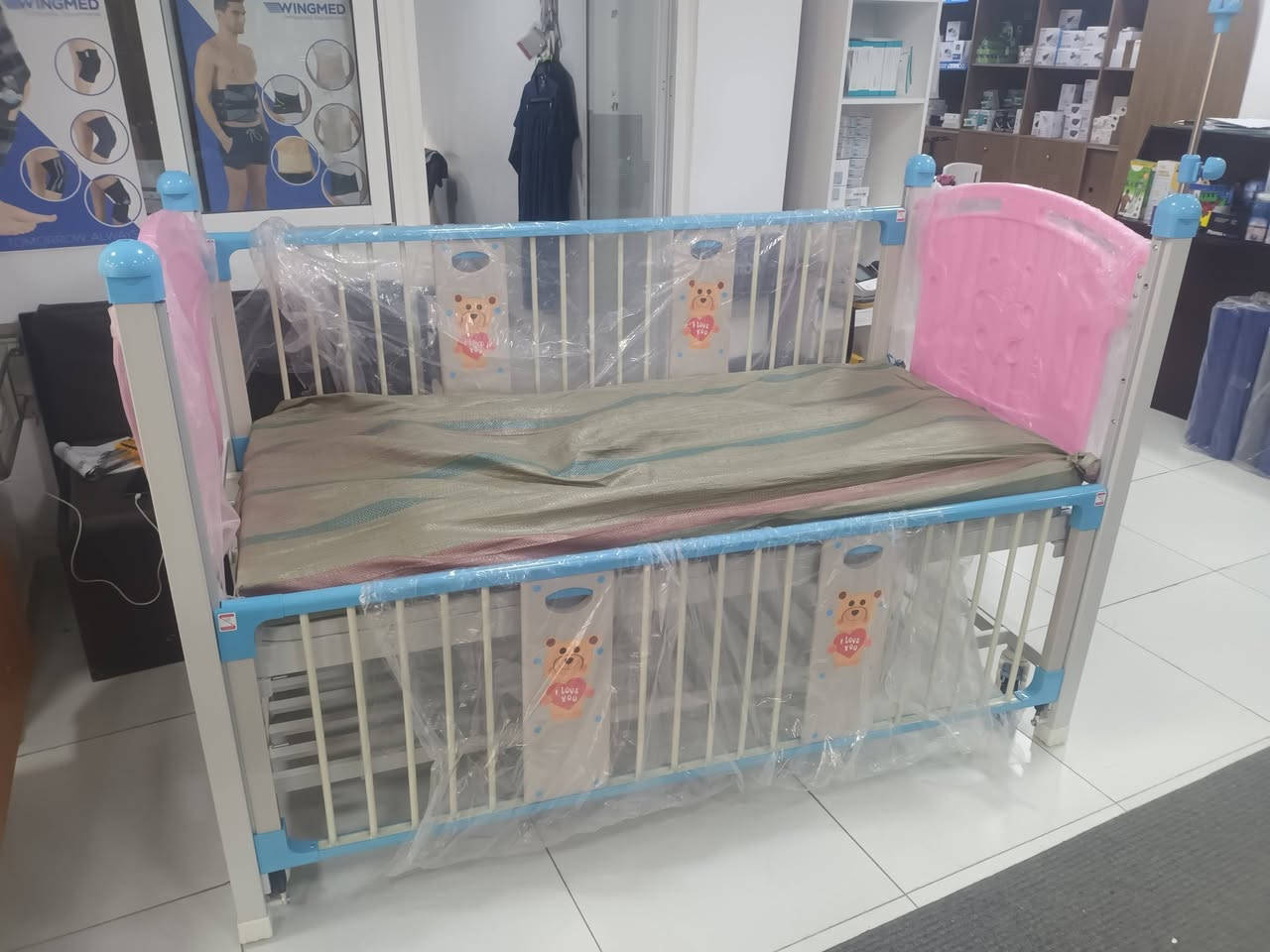 متوفر لدينا أسرة منول حركتين ( يدوي ) للأطفال + فرشة طبية
السرير مزود بحواجز جانبيه لحمايه الطفل من السقوط 
للتواصل و الأستفسار على الأرقام التالية:0780804487
0796109513
0780791113


**إذا كنت صاحب هذا الإعلان وتريد حذفه لأي سبب، رجاءا أرسل رسالة إلى الدعم الفني**