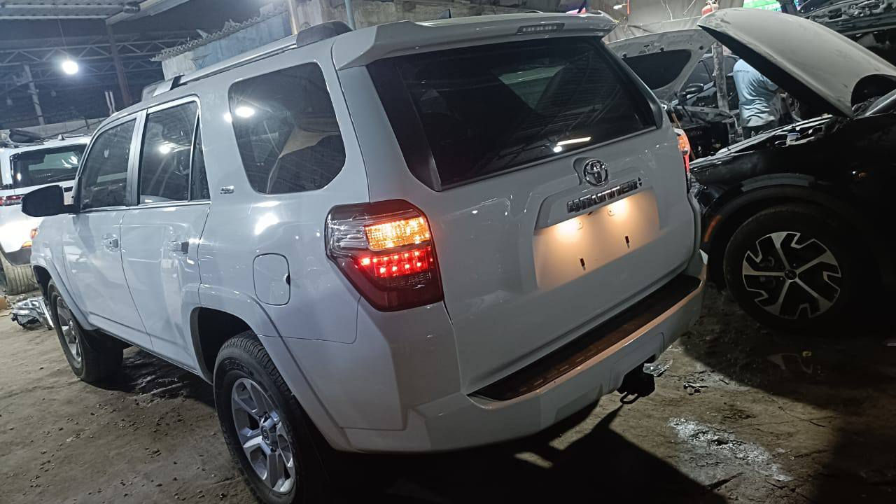 السلام عليكم
فور رنر دخول جديد ٢٤ sr5 بريموم فول مواصفات
فتحة ورادارات خلفي وامامي وكشنات جلد وكهرباء وتدفئة اشاير بالمري ونقاط عمياء
حادث جدا بسيط خشم البنيد بس بدون شواصي ولا براكيت 
بدون ايرباكات . فقط البنيد انصبغ 
مرقم وكامل اربيل بسعر ٣٣ الف دولار قفل قفل سعر مال بيع مستعجل وهي خواتها اسعارهن مو اقل من ٣٤ الف

وبدون مراوس ما اراوس لان محتاج نقد 
***********
