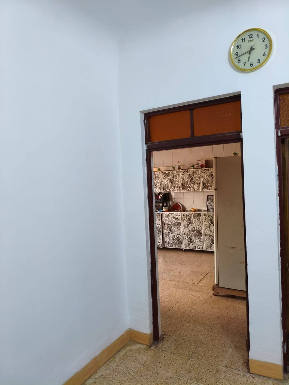 السلام عليكم
للبيع  3 بيوت بحوش واحد

مساحه الارض 1150 متر

ومساحة البناء 224 متر

بيت كبير وبيتين اصقار

البيت الكبير مكون من 4 غرف

اثنين5*4 وثنين 4*4

وربعه وهول استقبال

وهول موزع ومطبخ 5*4

وحمام ومرافق داخلي ومرافق خارجي

البيت الارضية كاشي والصحيات والمطبخ سيراميك للسقف والبيت مسيج ،وداخل الحوش  بيتين اصقار

البيوت الاصقار مكونات من غرف2

ومطبخ وصحيات داخلية حمام ومرافقات

 المكان ركبة غربي 

بعد جسر الجواعنه الجنكو

خلف محلات ابو صالح 

بنهاية الفرع وشارع تبليط 

وكامل خدمات ماء كهرب تبليط

مولد ذهبي جيران ذهب السعر94

***********

