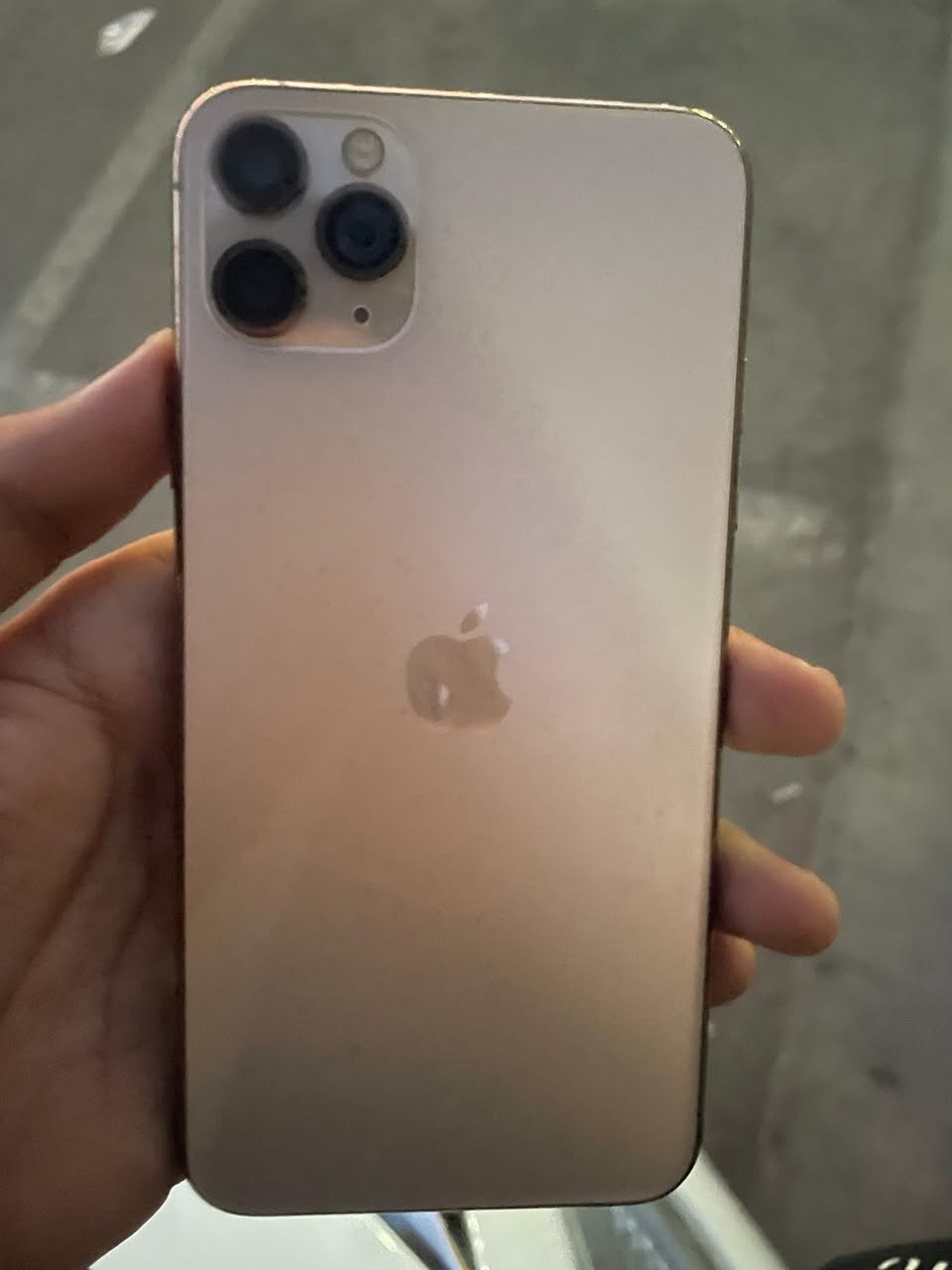 سلام عليكم 11 برو ماكس مبدل شاشه وبطاريه وكاله  جاهز شاشته مفطوره  شغال كلشي ما بي نضيف عنوان بسمايه  ***********
