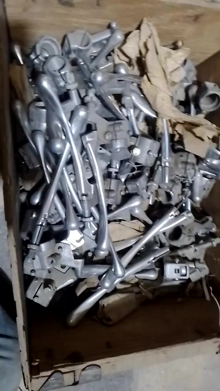 سلام عليكم اخوان غراض امزت للبيع كله الماني اصلي  DDr جديد بل كارتون مال واحد وثمانين توصيل موجود كافه المحافظات العراق ***********
