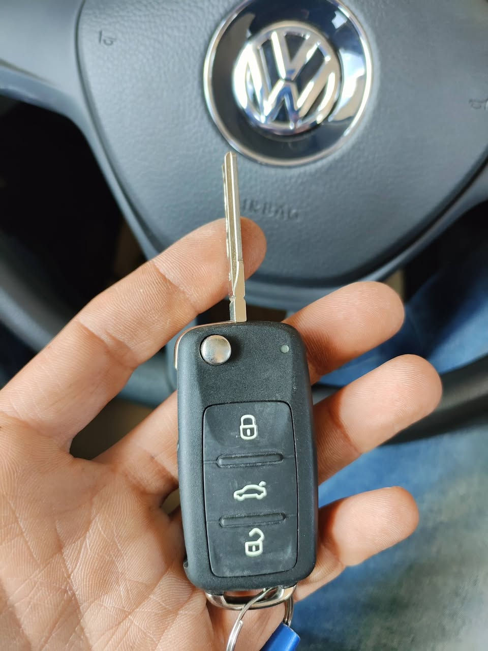 #_تنوية
تم انتقال محل #_مفتاح_الامان الى مدخل شارع الاميرات داخل مربع العلوه مجاور غسل السيارات.

ربط #سنتر_لوك 

ربط #شاشات_اندرويد لجميع السيارات

نسخ جميع #المفاتيح

إضافة #بصمات

ربط #مسجلات

ربط #لايتات و انارة الداخلية

كشف اعطال السيارات

فتح السيارات المغلقة

صيانة جميع الجوزات 

عمل مفتاح بدل ضائع

حياكم الله

#مفتاح_الامان 

#ناظم_***********
