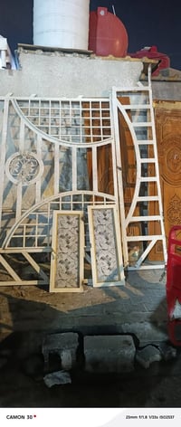 شباك كبير • حديد ثقيل • بيبان خشب