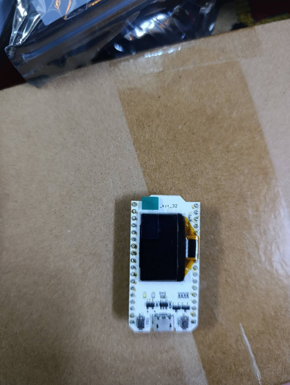 متوفر ٣ قطع 

المنتج في الصورة هو لوحة تطوير ESP32 WiFi Kit 32. إنها لوحة تطوير إنترنت الأشياء (IoT) كلاسيكية ومتكاملة للغاية مصممة بواسطة Heltec Automation. 
تشمل الميزات الرئيسية ما يلي:
المعالج: تعتمد اللوحة على معالج ESPRESSIF ESP32، وهو معالج ثنائي النواة Tensilica LX6 يعمل بتردد 240 ميجاهرتز. 
الاتصال: تشتمل على إمكانيات Wi-Fi و Bluetooth (BLE و Bluetooth mesh) مدمجة. 
الشاشة: تحتوي على شاشة OLED مدمجة مقاس 0.96 بوصة بدقة 128*64 نقطة لعرض معلومات التصحيح أو مستوى طاقة البطارية. 
الطاقة: تدعم إمداد الطاقة وشحن بطارية الليثيوم بقوة 3.7 فولت، مع نظام إدارة بطارية مدمج. 
واجهة USB: تستخدم واجهة USB من النوع C مع منظم جهد كامل وحماية من ESD. 
التوافق: متوافقة مع منصة Arduino للتطوير، مما يسهل استخدامها في مشاريع إنترنت الأشياء.


**إذا كنت صاحب هذا الإعلان وتريد حذفه لأي سبب، رجاءا أرسل رسالة إلى الدعم الفني**