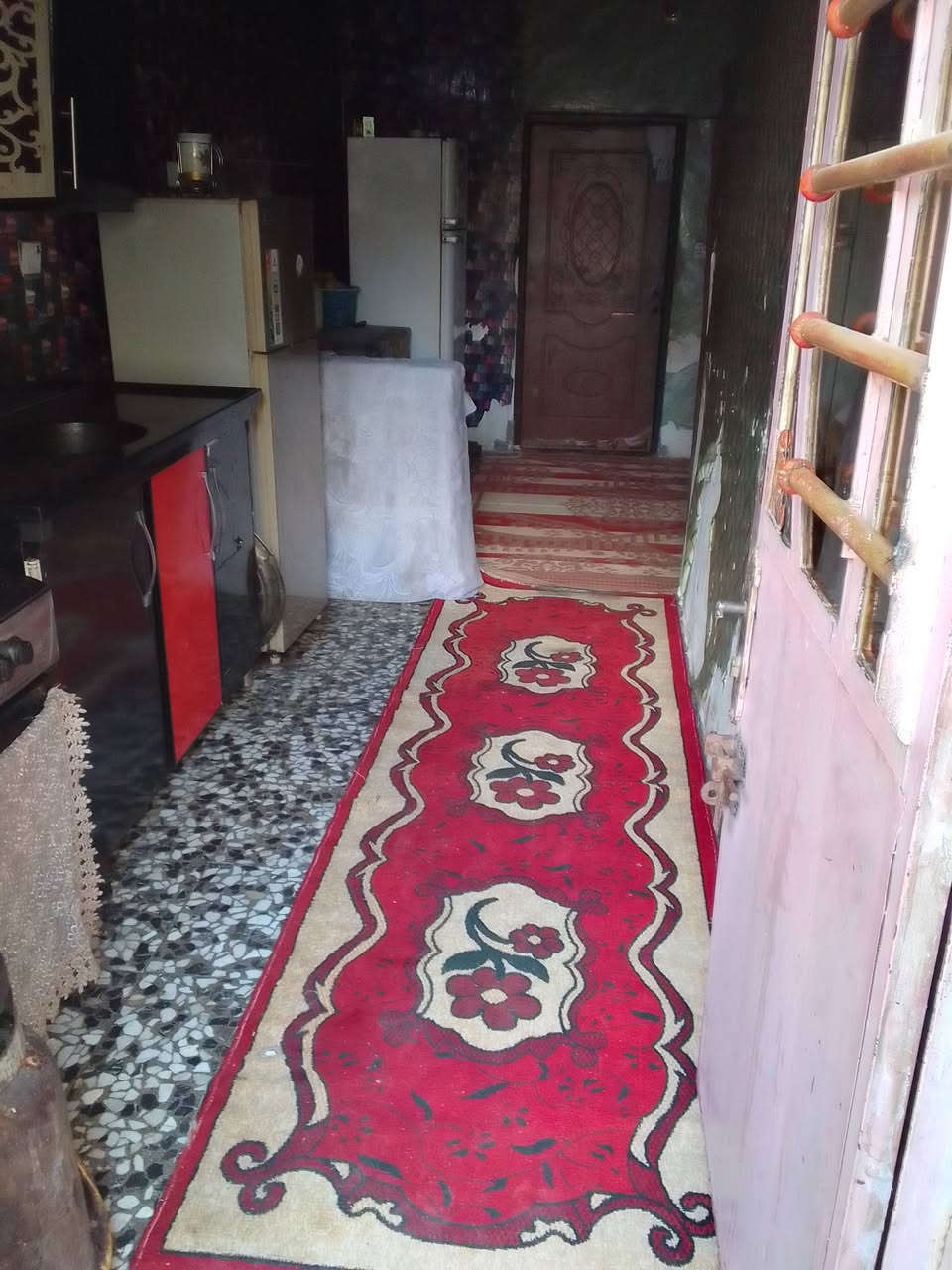 السلام عليكم بيت تجاوز 100متر لبيع يحتوي على مدخلين لبيت استقبال 4في 4 مطبخ حار وبارد وصاله وغرفة كبيره بلخير يحتوي على كاشي وسقف عكاده وسقف ثانوي مجاري خير من الله وكهرباء خير من الله بيت عالي الشارع السعر 35 بي مجال العنوان بغداد الطالبية شركة رمضان رقم الهاتف *********** موجود واتساب
