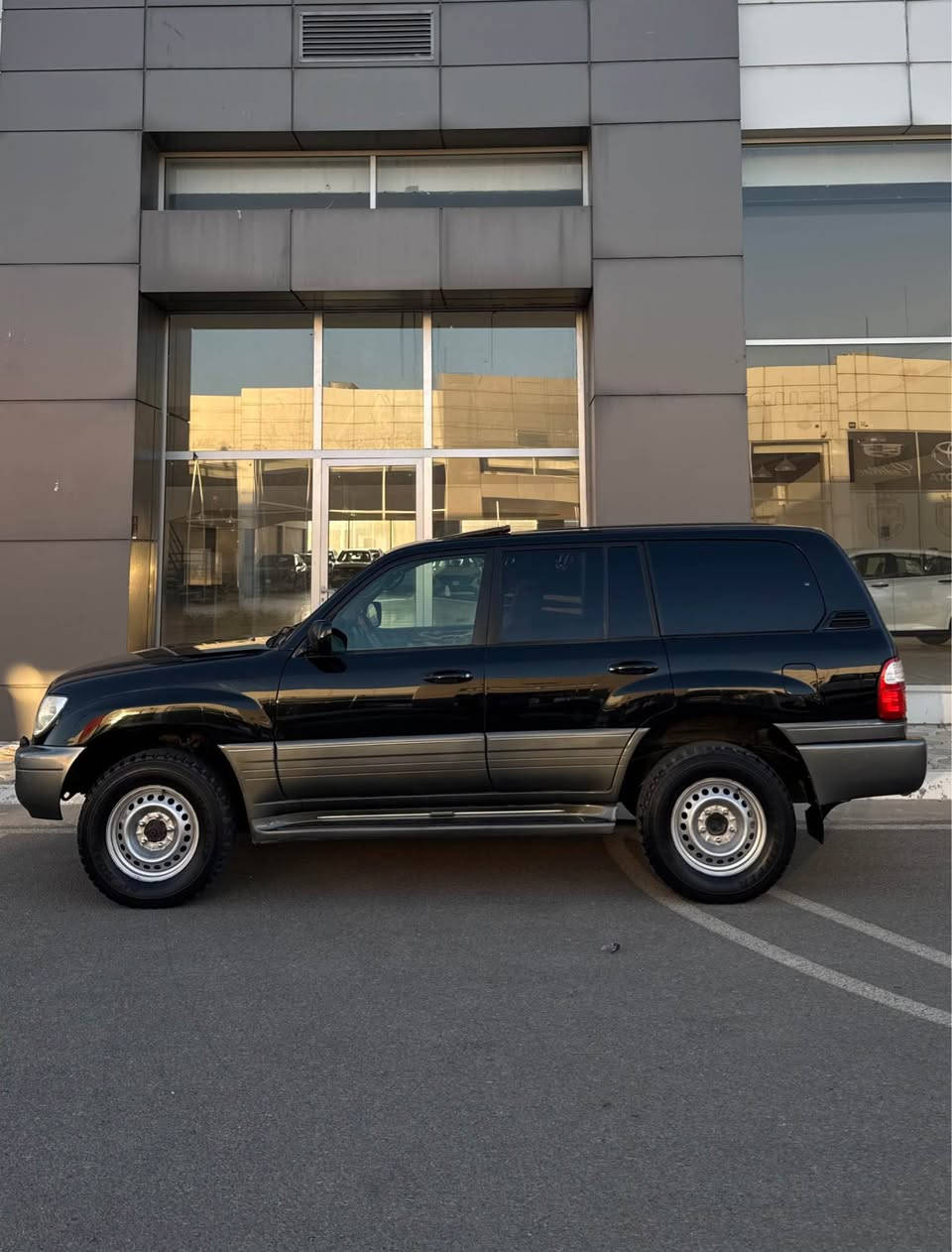 Lexus 2004 LX470 ساخ دوبەی داشبوڵ بەرز
سەیارەکە بە تازەیی و جوانی ماوەتەوە ۱٦٠ هەزار کیلۆمەتری حەقیقی ڕۆیشتووە هەموو گیانی ئیش ئەکات مەکینەو گێڕی نەکراوەتەوە بەشەرتی هەموو شتێک 
دەبڵ ئەکسل و دەبڵی هەواییەکانیشی بە شەرت کارەبایی و تەبرید و تەقەو ڕەقەی بەشەرت بە نیسبەت بۆیاخەوە شەش پارچەی پەمپی دووبەیە بە بێ دەعم و لێدراو سەیارەکە پێش و پشتی کەپسە مواصفاتی قەپات قەپات مواصفاتە  سڵایت داشبوڵ بەرز کامێرا شاشە ناڤیگەیشن کوشن هیتەر کوشن کارەبایی و میمۆری فۆڕمیکا تەبرید مەرکەزی بلوتوز و زۆر مواصفاتی تر ماوە باسی بکەم سەیارەکە کۆدی بۆ کراوەو مەزبووتە سعری فرۆشتنی ۱۲۲ گەڵاو مەجالێکی زۆر کەم شوێن سلێمانی *********** السليمانية, العراق
