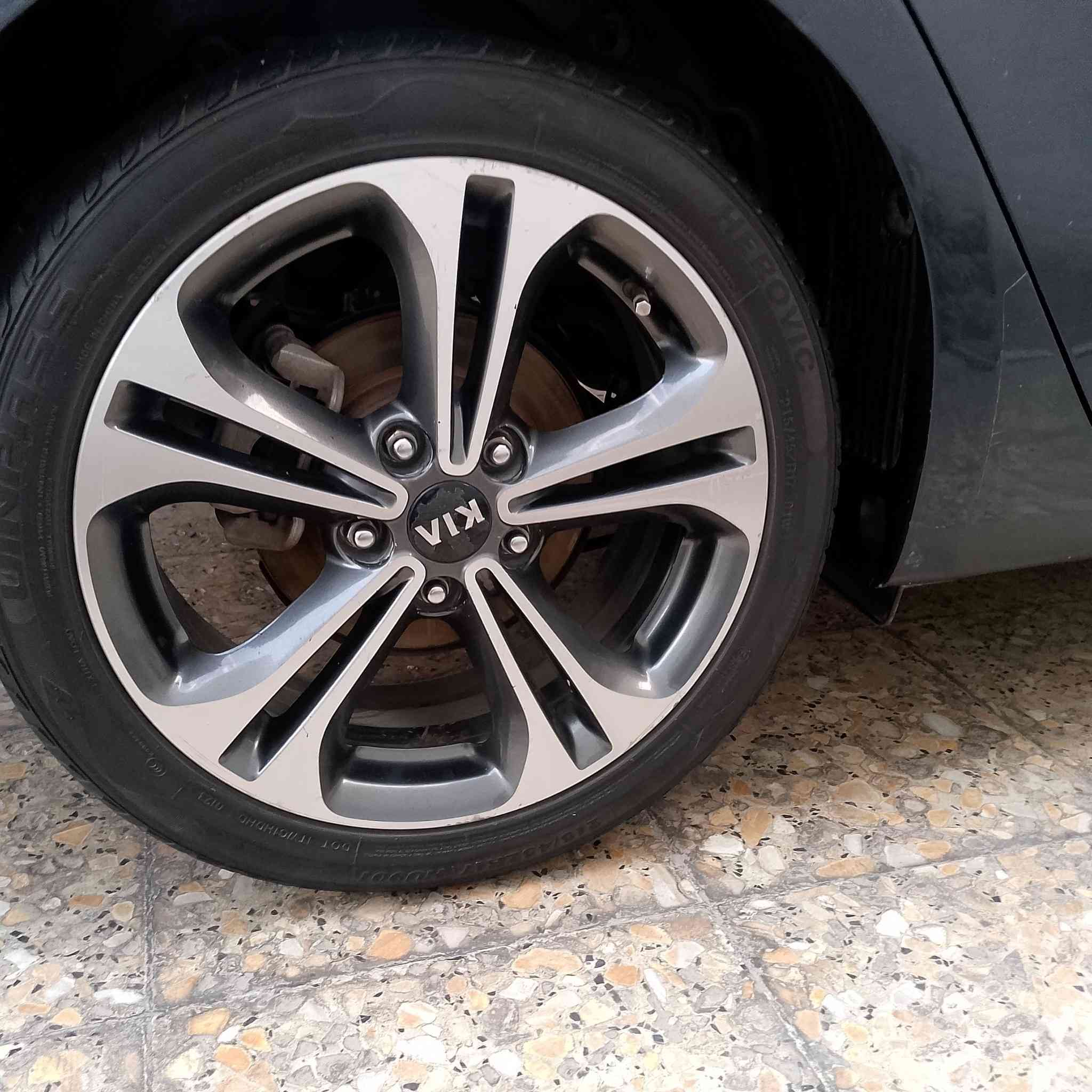 السلام عليكم كيا سيراتو ٢٠١٦ فول باستثناء البصمه 
امانه سياره نظيفه مناقصها شي بانزين محسن فقط لامانه 

بيها طخه بسيطه باب الصدر ع وضعها ممبينه 
بدون حادث او صبغ او ضربه 
السعر ١٣٣ وبيها مجال بسيط للطيبين 
مكان سياره بغداد العامريه 
***********
