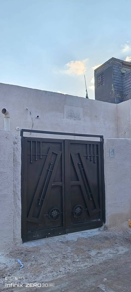 بسم الله الرحمن الرحيم 
دار  البيع  
السعر 32 مليون وبي مجال 
للبيع: منزل  في [ كربلاء / في منطقه سيد اسماعيل حي الرباب ] 
عمود 158
يبعد عن الشارع العام دقيقه واحده 
عقد 35.
 معه  معامله تحويل طابو صرف  اجرات كامله
مميزاته:
- المساحة: [100].
- عدد الغرف: [غرفه] غرفه نوم واسعة.
- صاله+ استقبال منفصل 
صحيات خارجيه 
لاستفسار مراسلتي خاص او وتساب 
***********
***********
