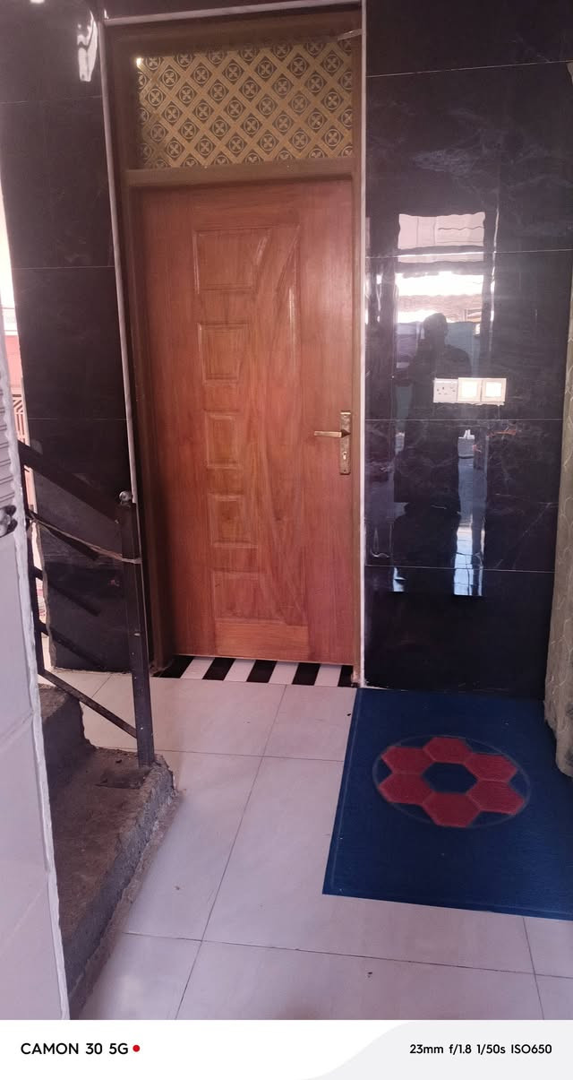 السلام عليكم بيت للبيع قرب محطه الشيخ حي المتنبي المساحه ١١٠م غرفة واحدة وصالة ومطبخ واستقبال
بيت مرتب وجاهز وشارع عريض أمامه للاستفسار الاتصال على الرقم ***********
