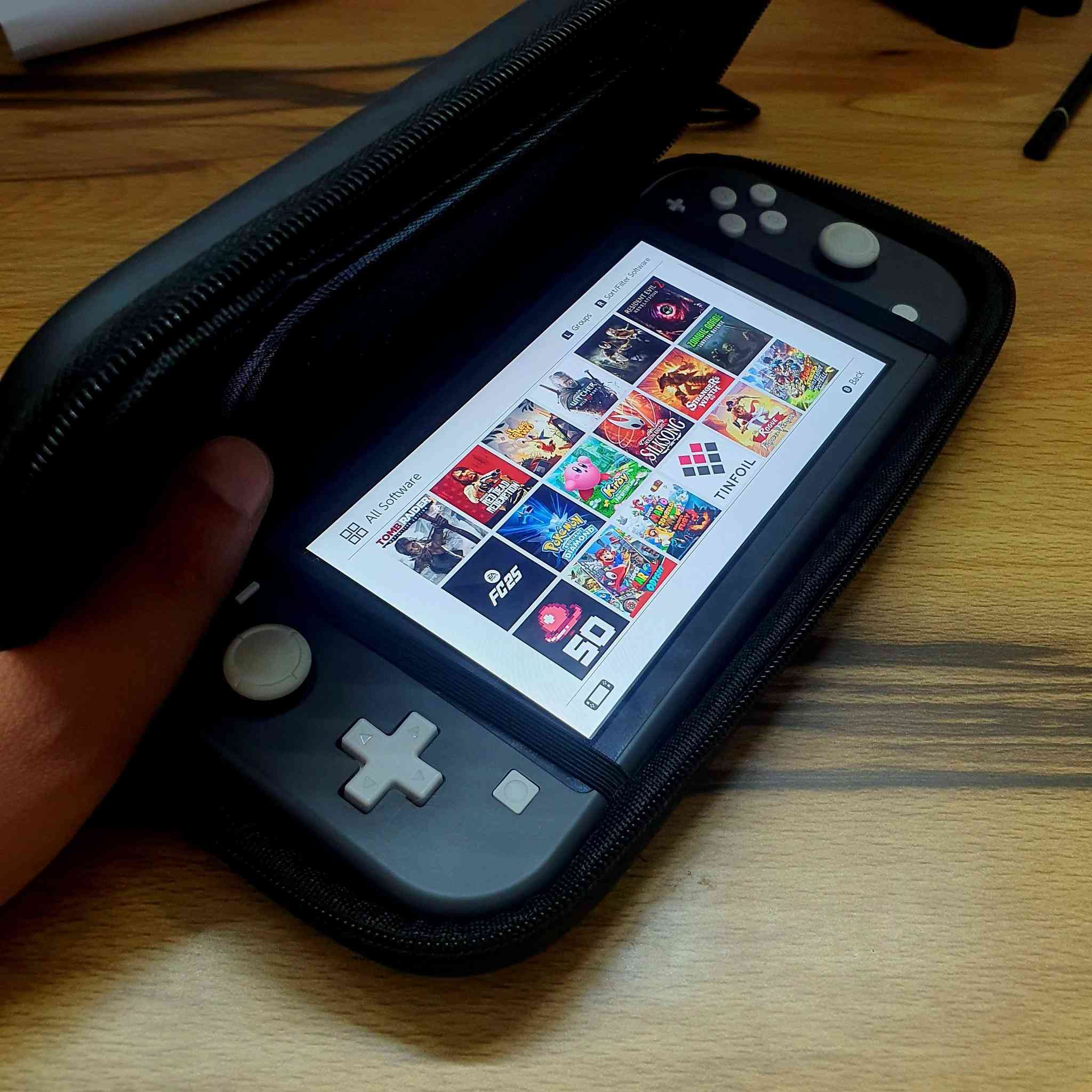 السلام عليكم ، نينتيندو سويتش لايت
مرحبا شباب متوفر حاليا نينتيندو سويتش لايت مهكر قطعه اصلي نظامين معزولات online + offline ♥️ 
اخر تحديث للنظامين ثنينهم وطبعا الجهاز اخو الجديد
نضافه 101% يلمع 

الجهاز المرغوب لسهولة التنقل وصغر الحجم يجي بأقوى الألعاب مثل / 
تومب رايدر - ريد ديد - ذا وتشر 3 - فيفا 25 - 
نسخ رزدنت ايفل الرابع والثاني - والكثير ،،،
وتقدر تحمل اي لعبه مجانا على النضام المهكر

اون لاين شغال لجماعه فورت نايت - روكيت ليك - يوتيوب - وغيرها ،،،

الجهاز بدون اي خلل او مشكله سليم وجديد مع الضمان شرط الفحص والتأكد - بطاريته جدا ممتازة  
رام مميز 256 جيجا ساندسك الترا اصلي
ملحقات وهي جنطه نينتيندو لايت الخاصه وشاحن

سعر الجهاز 225 قفل
العنوان / بغداد - البياع - شرطة الخامسة 
رقمي / ***********
يوجد توصيل لجميع المناطق والمحافظات
